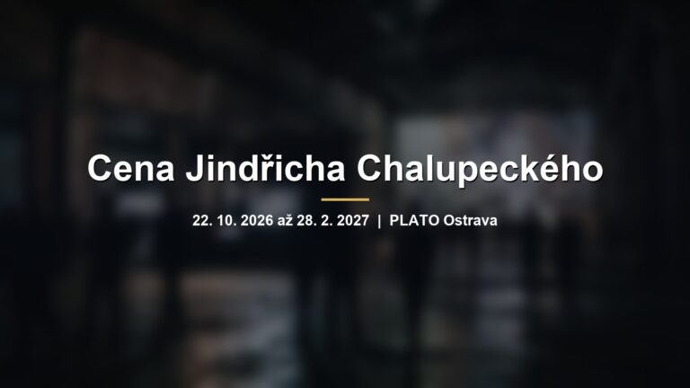 Rozmazaná výstava současného umění v cihlové industriální hale s nápisem Cena Jindřicha Chalupeckého