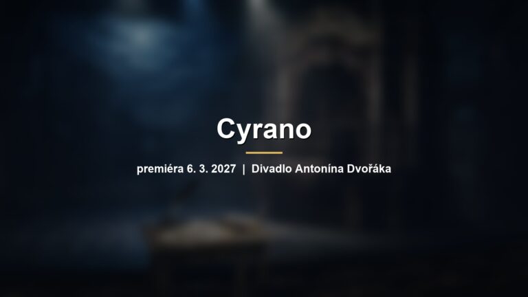 Rozmazané divadelní jeviště s balkonem v měsíčním světle s nápisem Cyrano