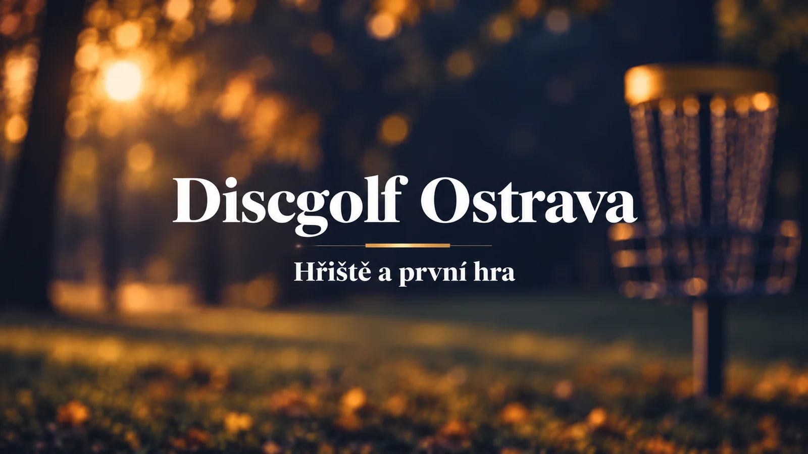 Discgolf Ostrava: hřiště a první hra, bílý název na rozostřeném parkovém pozadí s discgolfovým košem