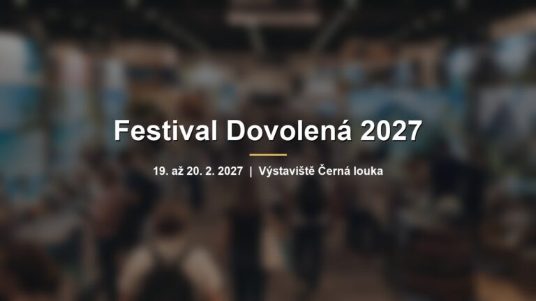 Rozmazaná veletržní hala se stánky cestovních kanceláří a nápisem Festival Dovolená 2027