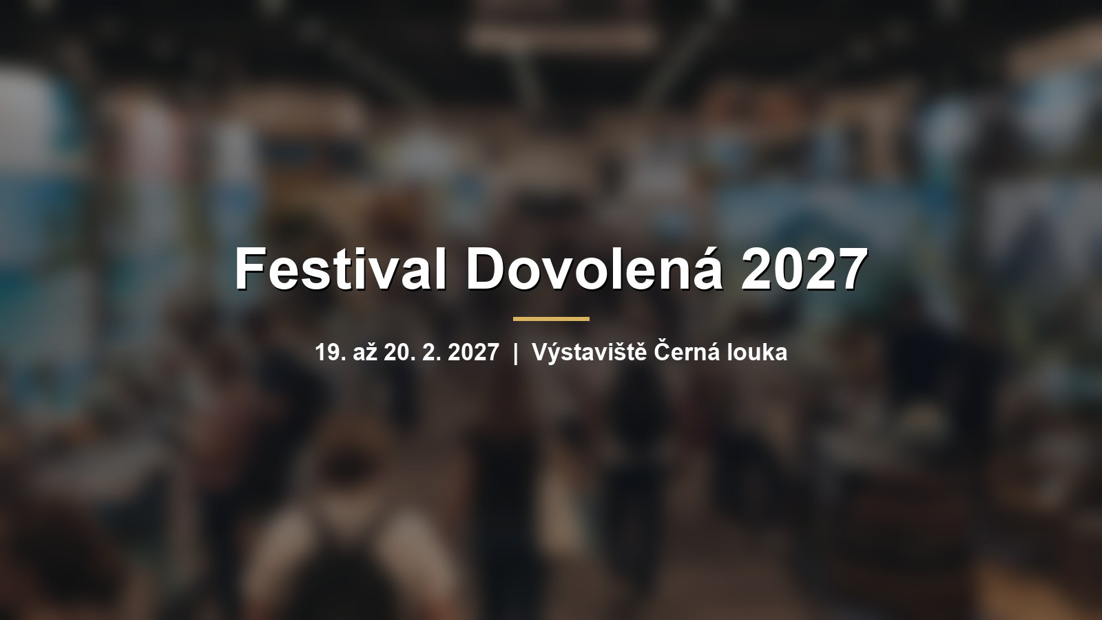 Rozmazaná veletržní hala se stánky cestovních kanceláří a nápisem Festival Dovolená 2027