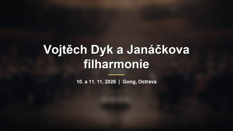 Rozmazaný symfonický orchestr na pódiu s nápisem Vojtěch Dyk a Janáčkova filharmonie
