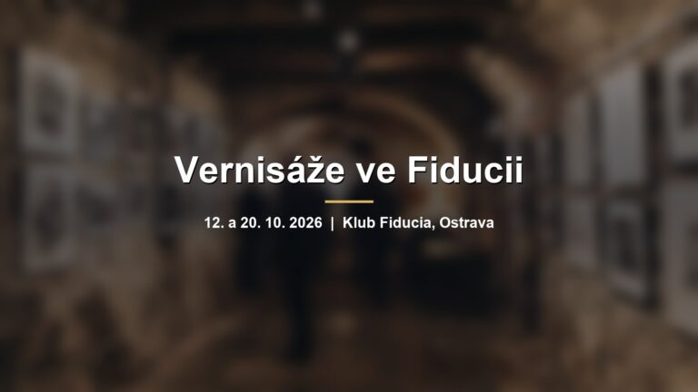 Rozmazaná komorní galerie s kresbami a černobílými fotografiemi na stěnách s nápisem Vernisáže ve Fiducii