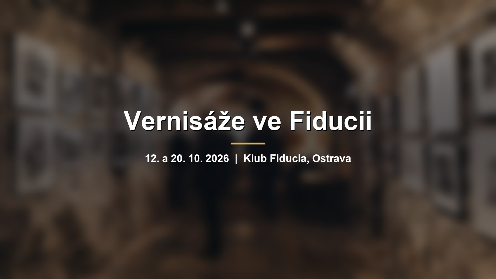 Rozmazaná komorní galerie s kresbami a černobílými fotografiemi na stěnách s nápisem Vernisáže ve Fiducii