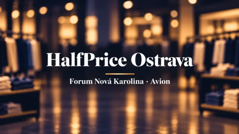 HalfPrice Ostrava, Forum Nová Karolina a Avion: bílý název na rozostřeném nákupním pozadí
