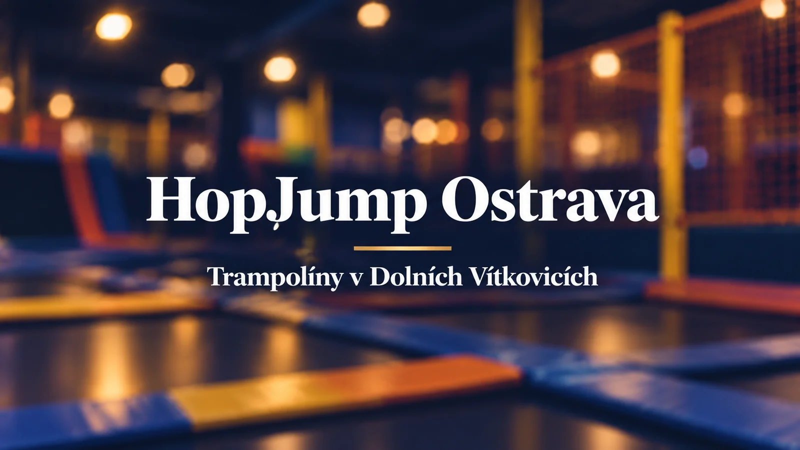 HopJump Ostrava, trampolíny v Dolních Vítkovicích: bílý název na rozostřeném sportovním pozadí