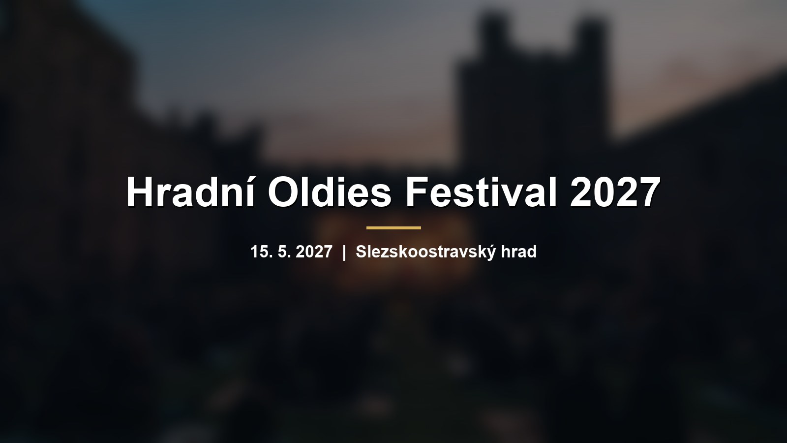 Rozmazané nádvoří hradu s pódiem při západu slunce a nápisem Hradní Oldies Festival 2027