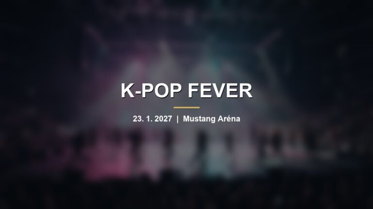 Rozmazané pódium koncertní haly v barevných reflektorech s tanečníky s nápisem K-POP FEVER