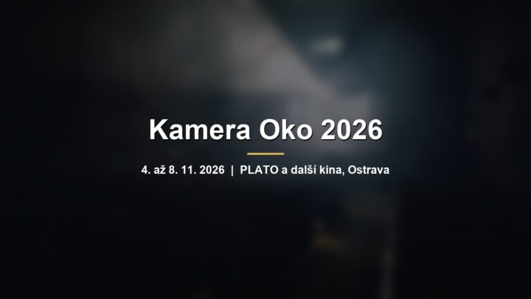 Rozmazaný paprsek projektoru v kinosále s nápisem Kamera Oko 2026