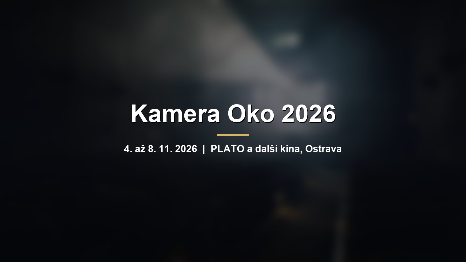 Rozmazaný paprsek projektoru v kinosále s nápisem Kamera Oko 2026