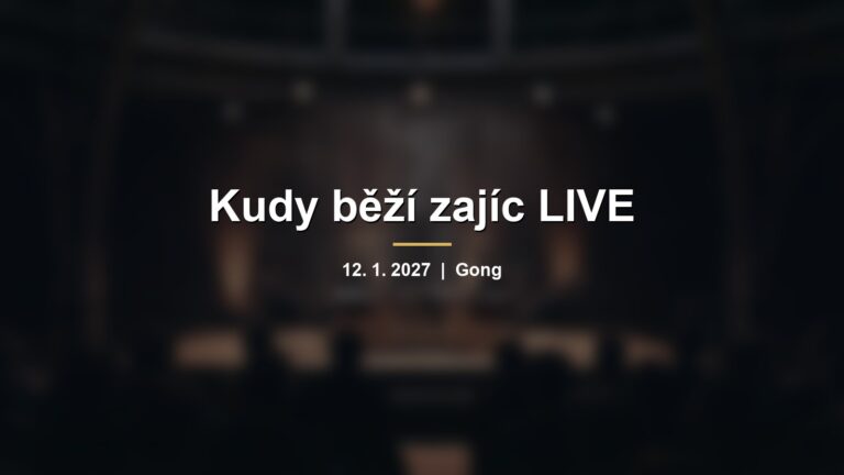 Rozmazané pódium s mikrofony v kruhovém sále s nápisem Kudy běží zajíc LIVE