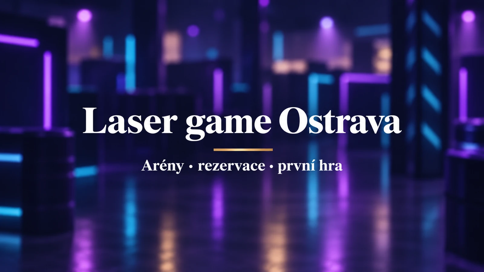 Laser game Ostrava, arény a první hra: bílý název na rozostřeném pozadí herního bludiště