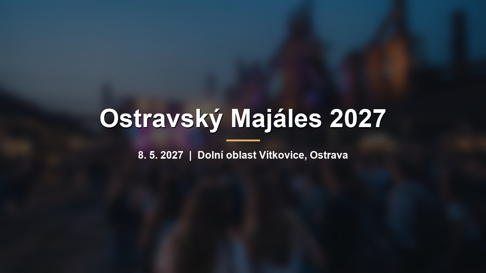 Rozmazaný dav na večerním festivalu v industriálním areálu s nápisem Ostravský Majáles 2027