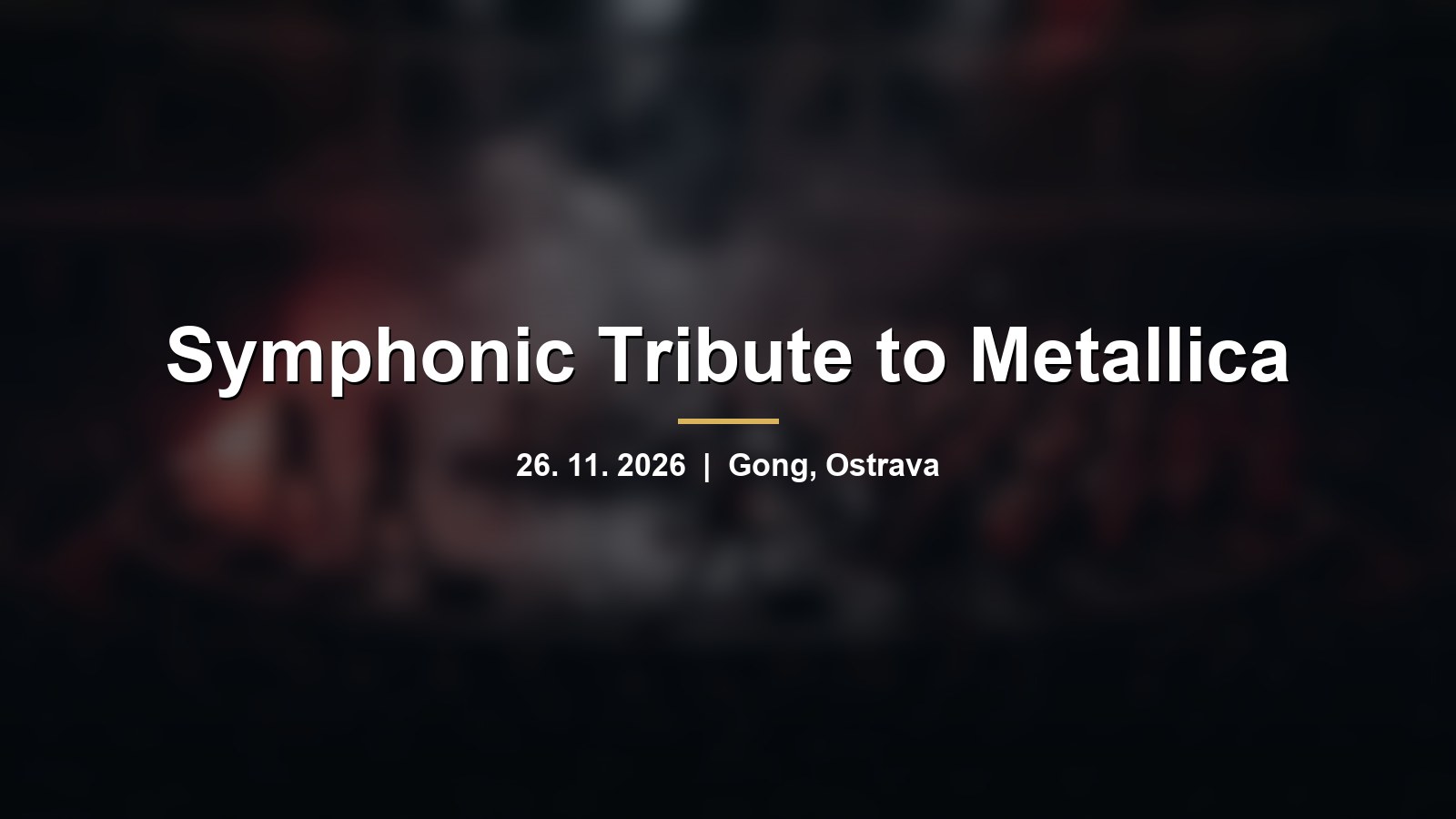 Rozmazané pódium s metalovou kapelou a symfonickým orchestrem v červeném světle s nápisem Symphonic Tribute to Metallica