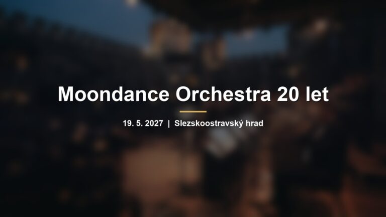 Rozmazaná večerní scéna s dechovou sekcí orchestru na hradním nádvoří s nápisem Moondance Orchestra 20 let