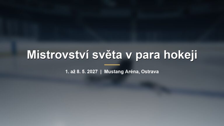 Rozmazané saně pro para hokej na ledě s nápisem Mistrovství světa v para hokeji