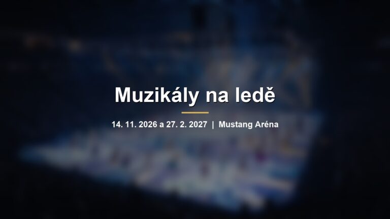 Rozmazaní krasobruslaři v pohádkových kostýmech na ledě s nápisem Muzikály na ledě