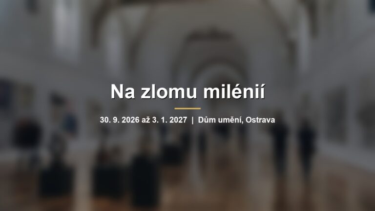 Rozmazaný výstavní sál s obrazy a objekty na bílých stěnách s nápisem Na zlomu milénií