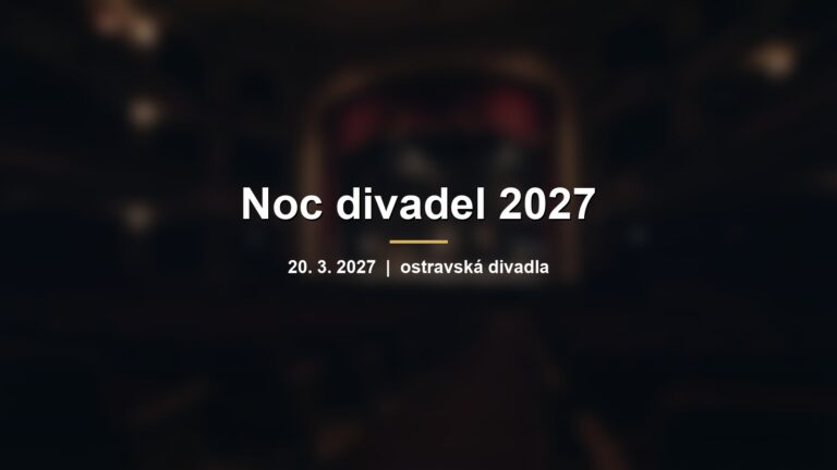 Rozmazané divadelní hlediště s červenými sedadly a otevřenou oponou s nápisem Noc divadel 2027