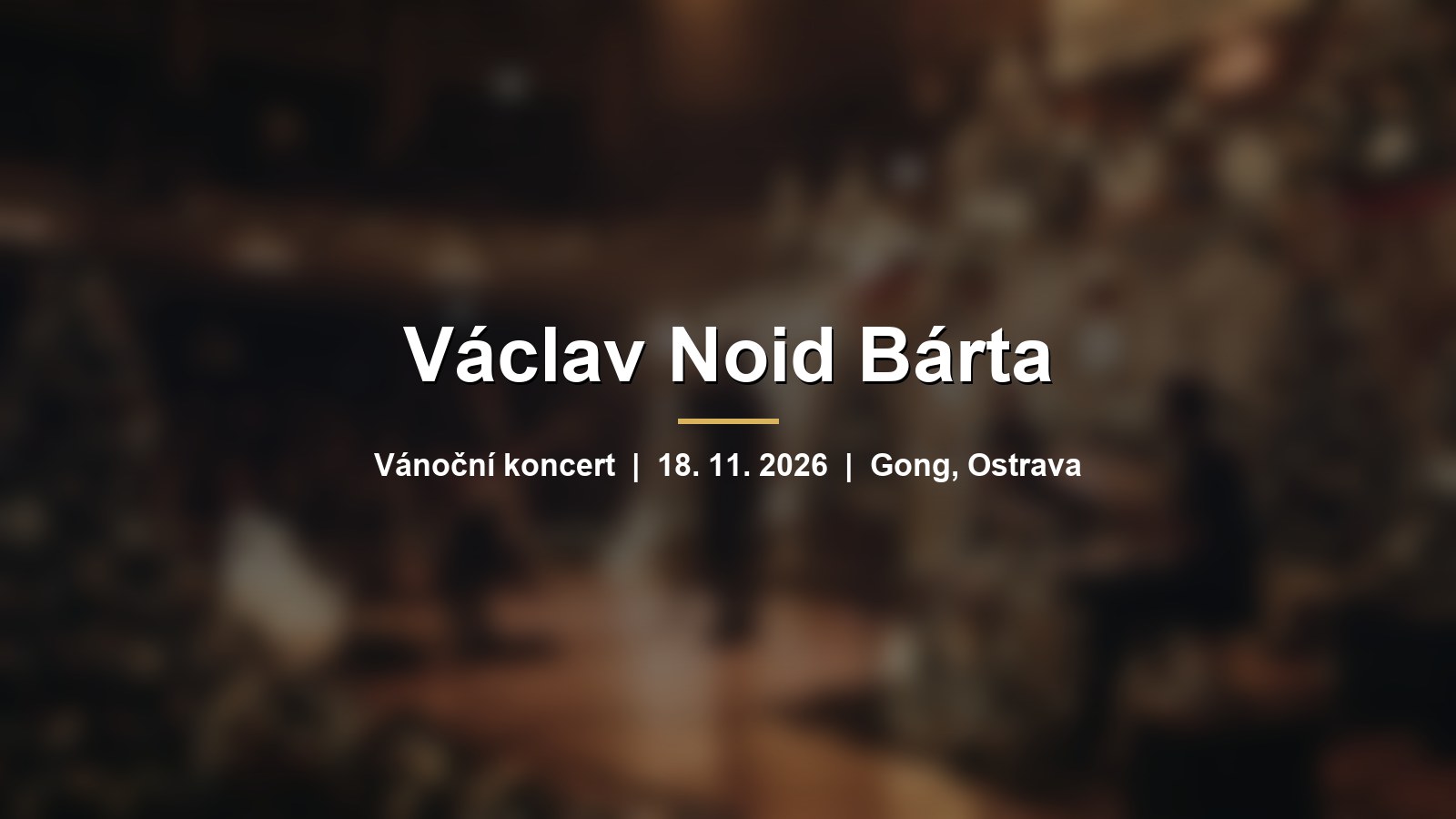 Rozmazané pódium s kapelou a teplými vánočními světly s nápisem Václav Noid Bárta