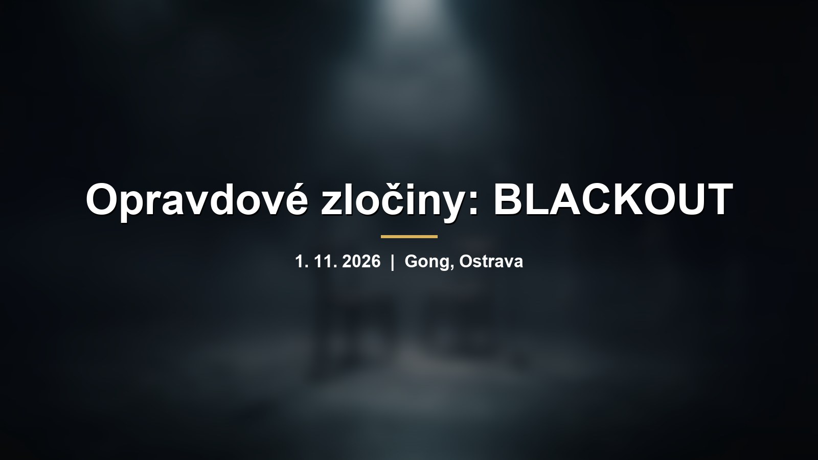 Rozmazané tmavé pódium se dvěma židlemi a mikrofony v kuželu světla s nápisem Opravdové zločiny: BLACKOUT