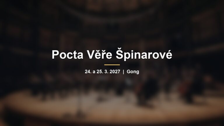 Rozmazaný orchestr na pódiu v kruhovém sále s nápisem Pocta Věře Špinarové