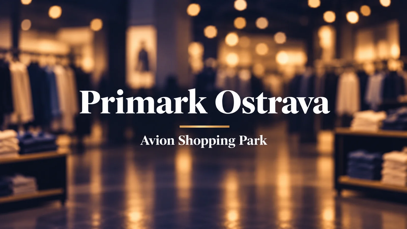 Primark Ostrava, Avion Shopping Park: bílý název na tmavém rozostřeném módním pozadí
