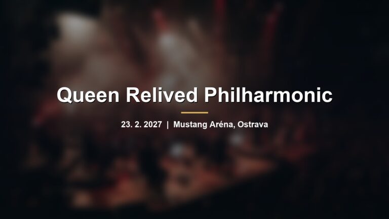 Rozmazaný orchestr na pódiu v rockovém světle s nápisem Queen Relived Philharmonic