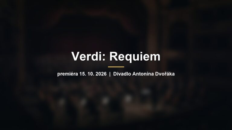 Rozmazané jeviště historického divadla se sborem a orchestrem s nápisem Verdi: Requiem