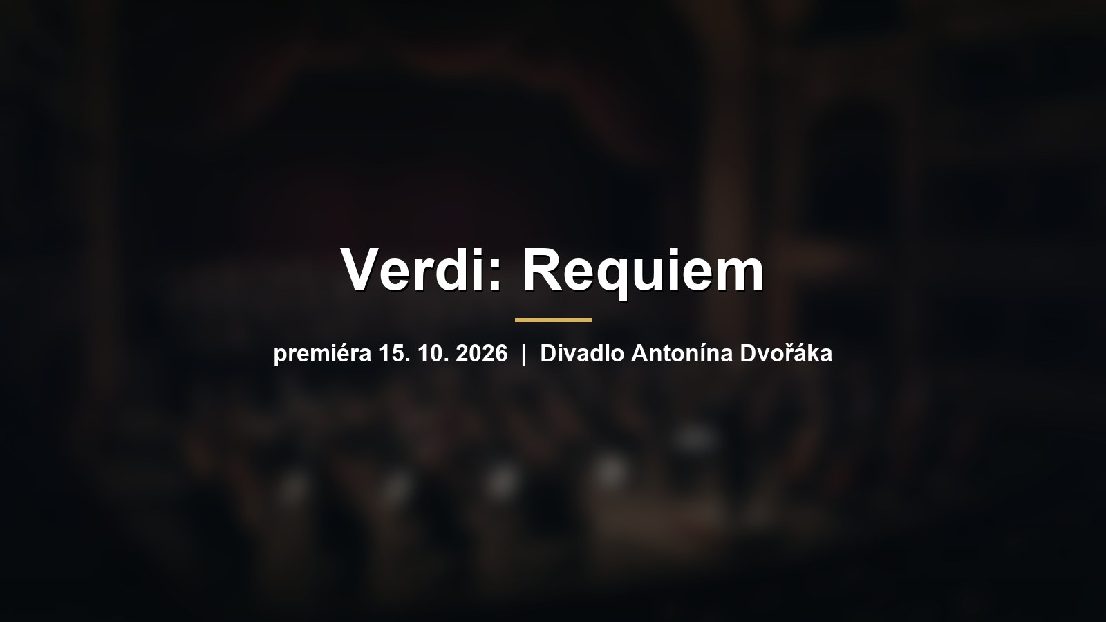 Rozmazané jeviště historického divadla se sborem a orchestrem s nápisem Verdi: Requiem