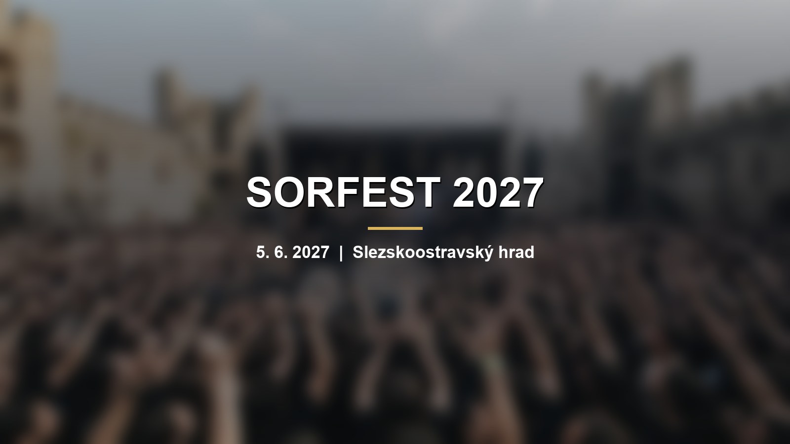Rozmazané pódium rockového festivalu na hradním nádvoří s davem s nápisem SORFEST 2027