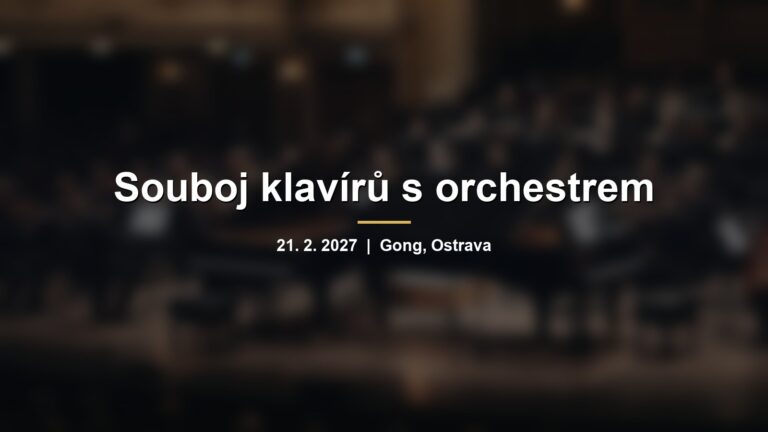 Rozmazané koncertní pódium se dvěma křídly a orchestrem s nápisem Souboj klavírů s orchestrem