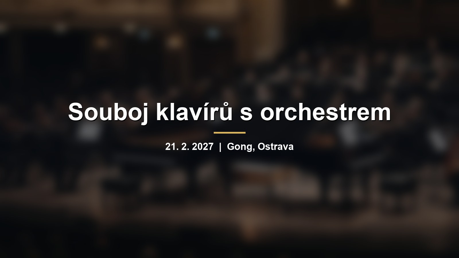 Rozmazané koncertní pódium se dvěma křídly a orchestrem s nápisem Souboj klavírů s orchestrem