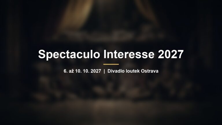 Rozmazané loutky na tmavém jevišti v teplém světle reflektoru s nápisem Spectaculo Interesse 2027