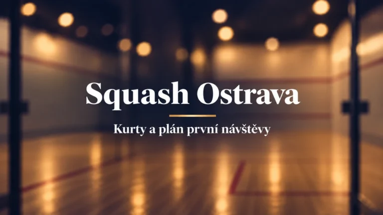 Squash Ostrava: kurty a plán první návštěvy, bílý název a zlatá linka na rozostřeném kurtu