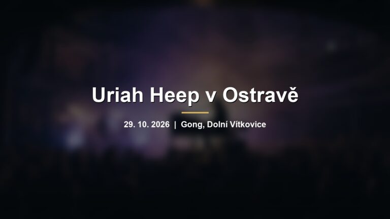Rozmazané fialové světlo rockového koncertu v kulatém sále s nápisem Uriah Heep v Ostravě