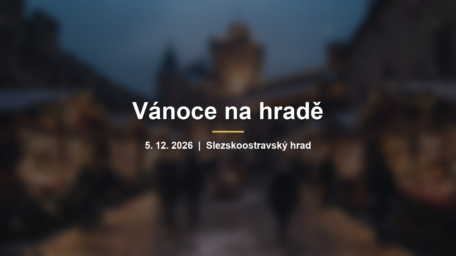 Rozmazané nádvoří hradu s vánočními stánky a světýlky a nápisem Vánoce na hradě