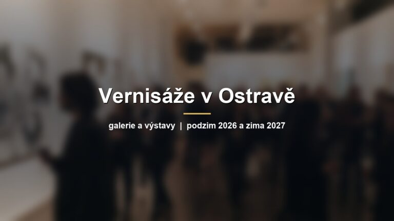 Rozmazaná galerie při vernisáži s návštěvníky u obrazů s nápisem Vernisáže v Ostravě