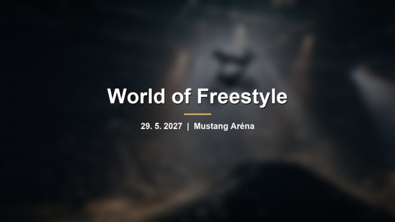 Rozmazaná scéna motorkáře ve vzduchu nad rampou v osvětlené hale s nápisem World of Freestyle